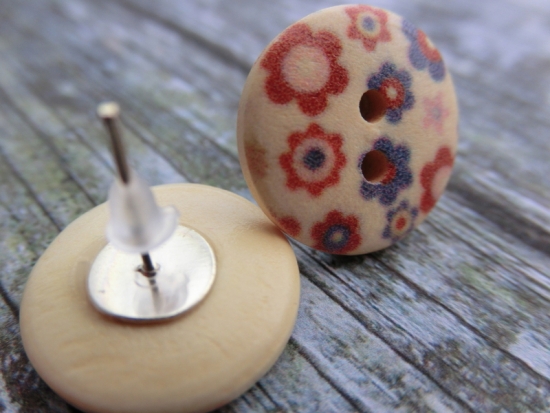 Preview: Holzknopf Ohrstecker Blumen Chrysantheme